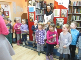 Wizyta przedszkolaków z Charbrowa na zajęciach bibliotecznych